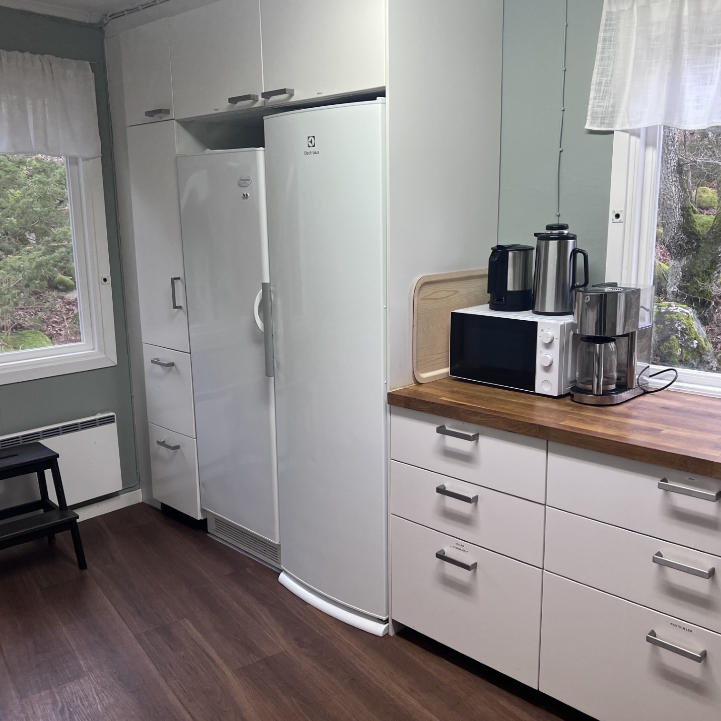 hyra vår stuga. Rymligt och modernt kök i Flatenstugan sommarläger, utrustat med rostfria vitvaror, stora träarbetsytor och säkerhetsfunktioner anpassade för barns matlagningsaktiviteter.