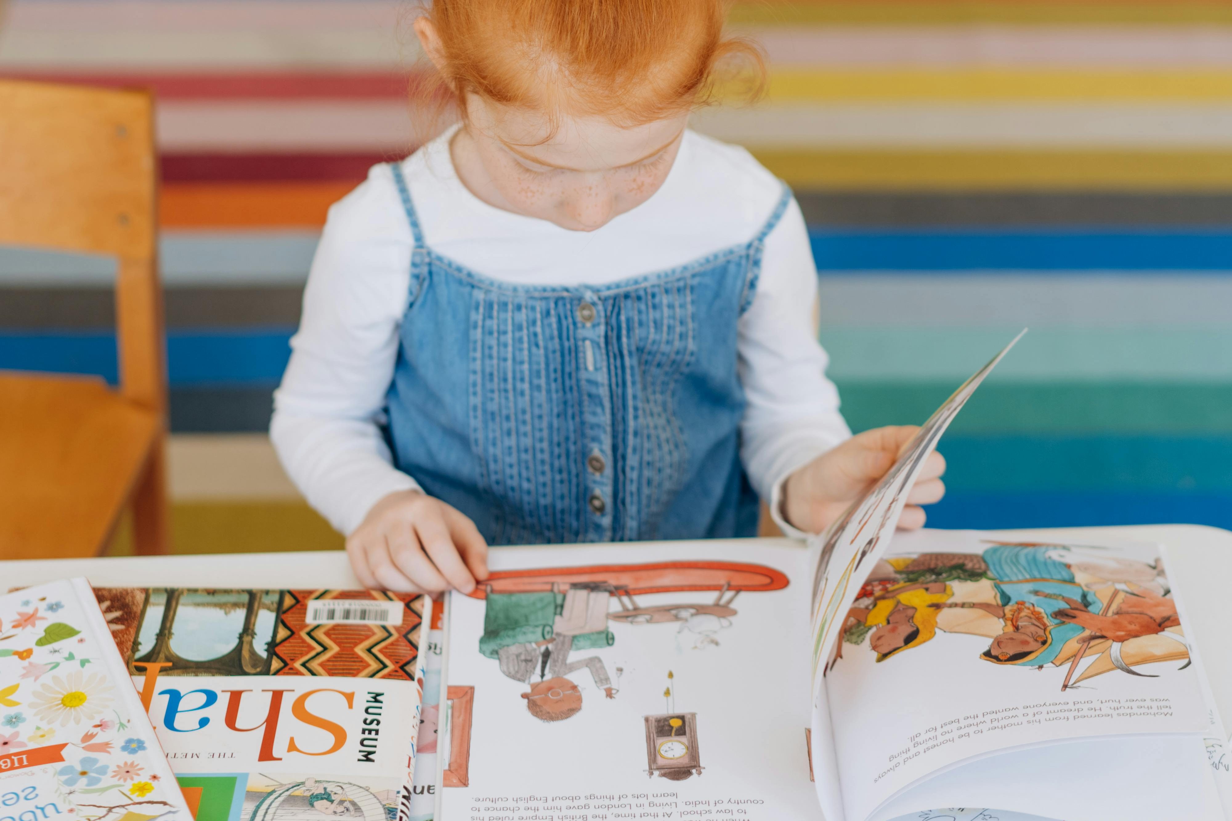 Ett barn som sitter vid en personlig, välordnad pluggstation med inspirerande dekorationer.