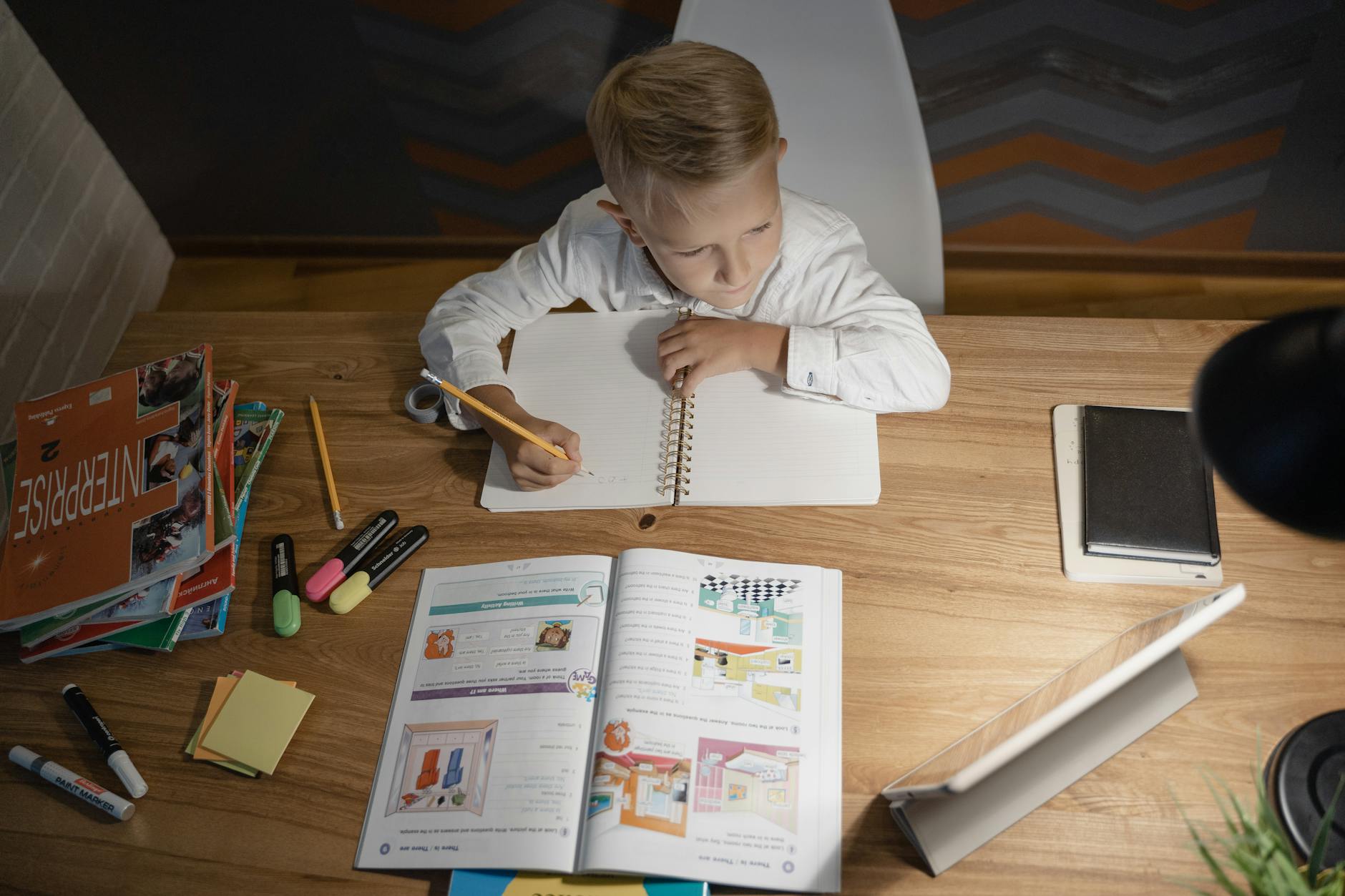 Elev med organiserat skrivbord och anteckningar som representerar den bästa studietekniken för effektivt lärande.