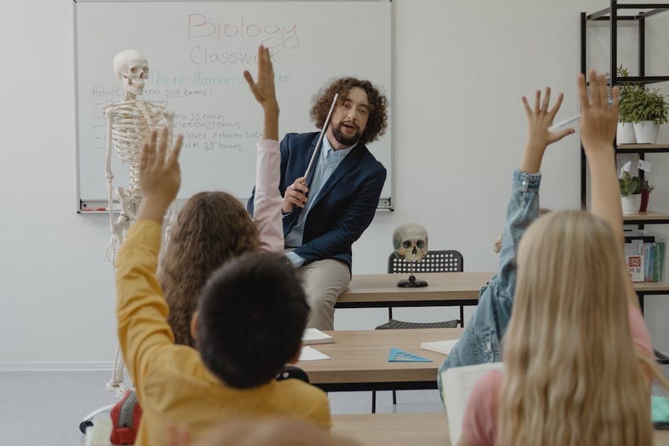 Mellanstadieelever som samarbetar och diskuterar i ett inspirerande klassrum.