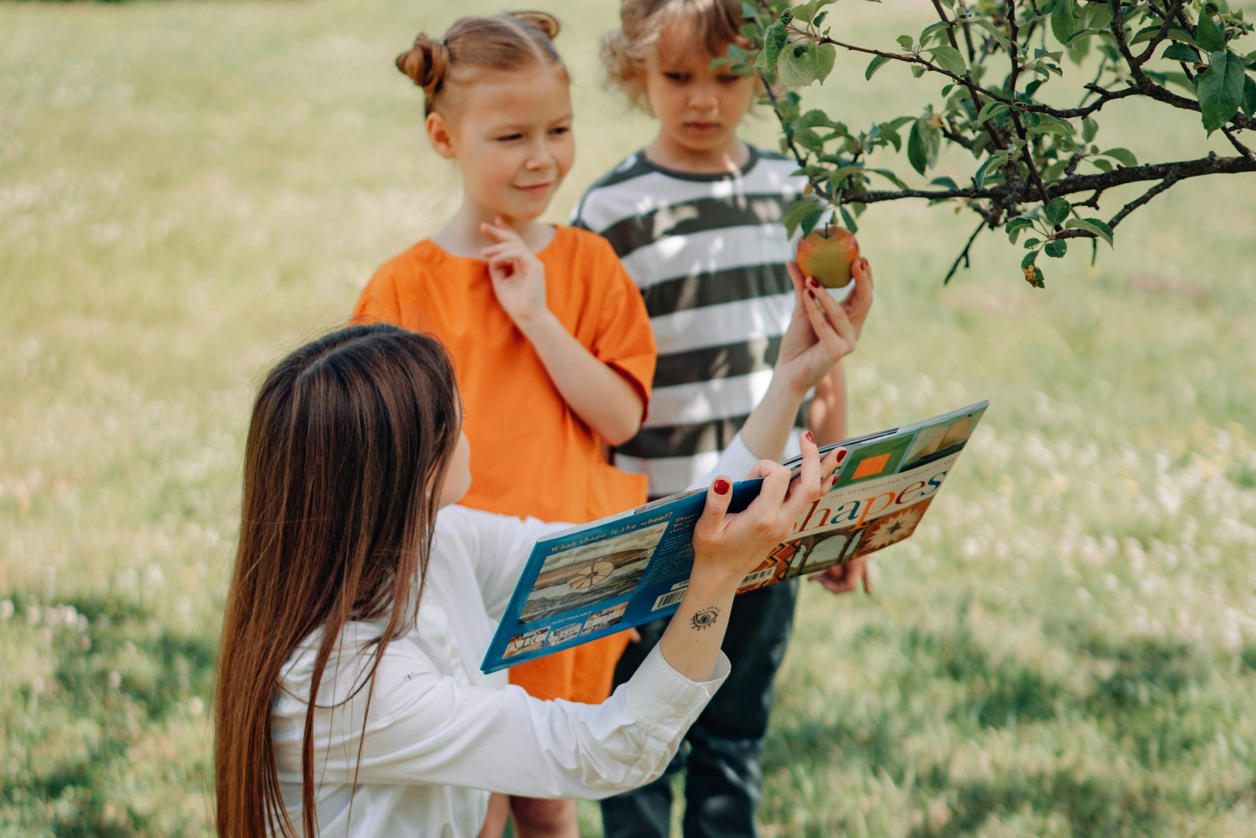 Förälder och barn som arbetar tillsammans med läxor i en lugn, inspirerande pluggmiljö.